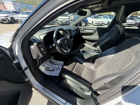Used 2021 Volvo XC40 P8 Recharge image 10