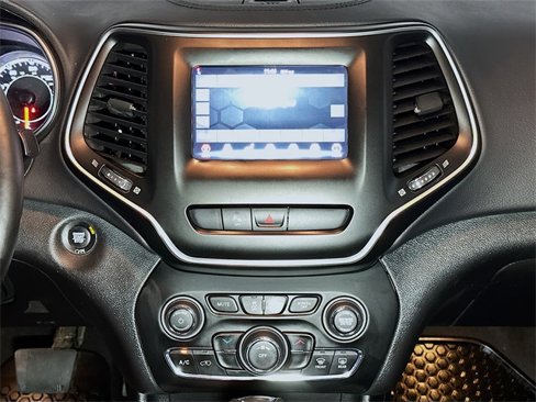 Used 2020 Jeep Cherokee Latitude Plus w/ Cold Weather Group image 11