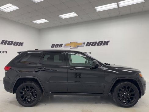 Used 2017 Jeep Grand Cherokee Altitude image 4