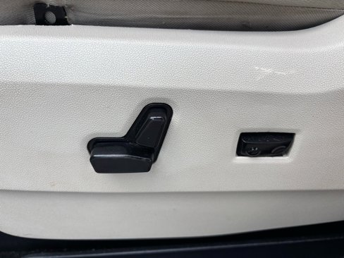 Used 2016 Chrysler Town & Country Touring image 13