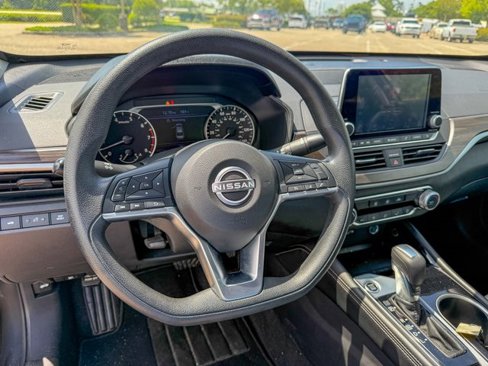 Used 2023 Nissan Altima 2.5 SV image 9