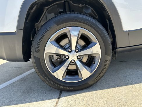 Used 2019 Jeep Cherokee Limited w/ Luxury Group image 8