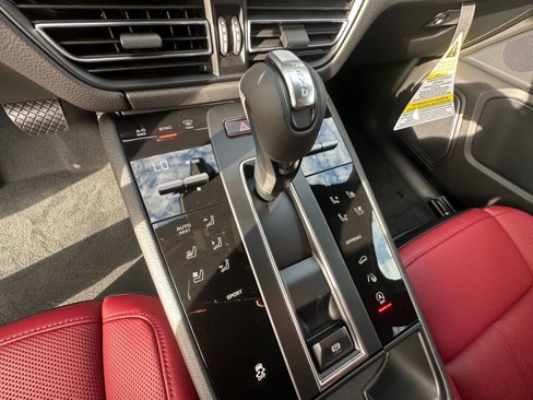 Used 2025 Porsche Macan image 23