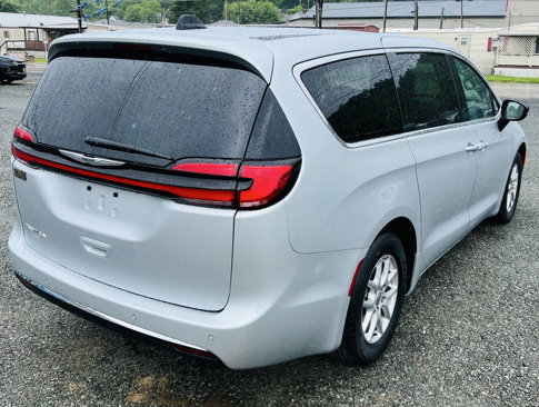 Used 2024 Chrysler Pacifica Touring-L image 7