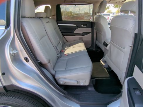 Used 2015 Toyota Highlander XLE image 29