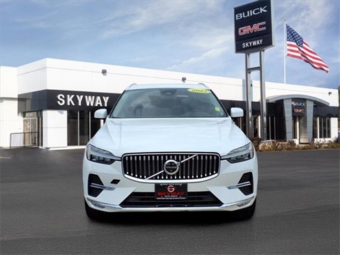 Used 2023 Volvo XC60 B5 Plus image 2