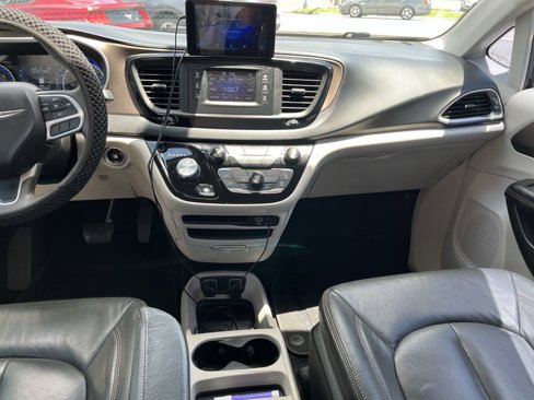 Used 2017 Chrysler Pacifica Touring image 13