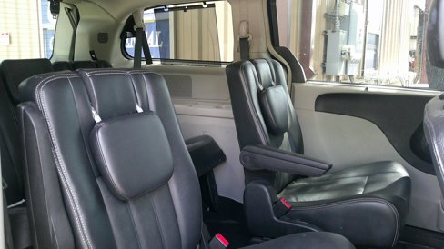 Used 2015 Chrysler Town & Country Touring image 30