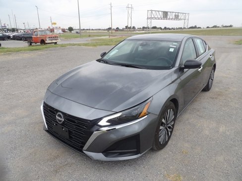 Used 2024 Nissan Altima 2.5 SV image 2