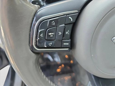Used 2020 Jaguar XF Premium image 16
