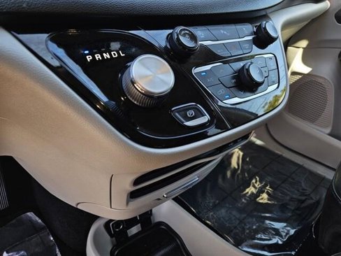 Used 2020 Chrysler Pacifica Touring-L image 17