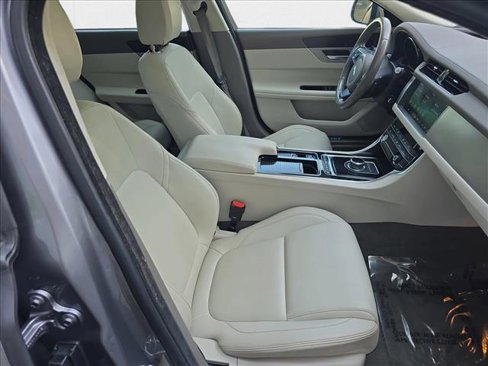 Used 2020 Jaguar XF Premium image 10