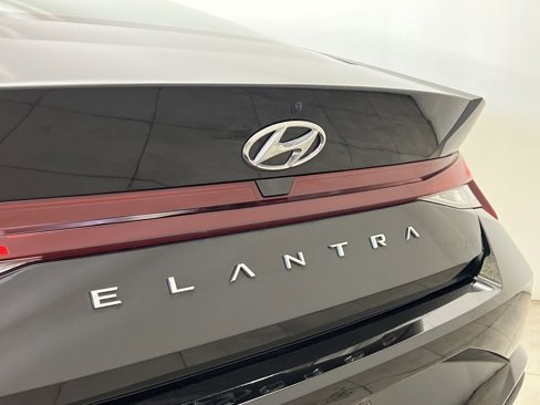 Used 2023 Hyundai Elantra SE image 28