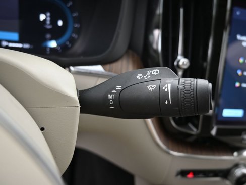 Certified 2022 Volvo XC60 B5 Momentum w/ Advanced Package image 18