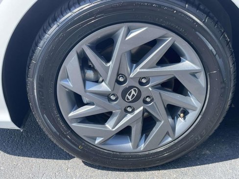 Used 2024 Hyundai Elantra SEL image 11