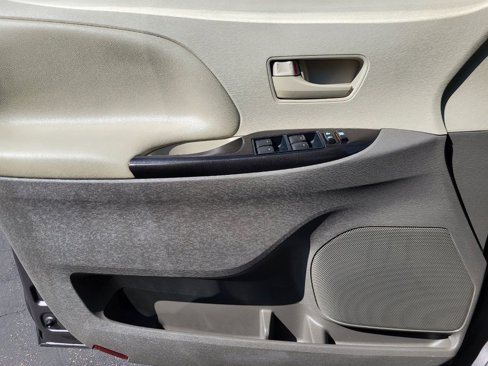 Used 2011 Toyota Sienna LE image 10