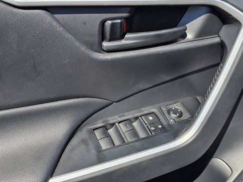 Used 2019 Toyota RAV4 LE image 16
