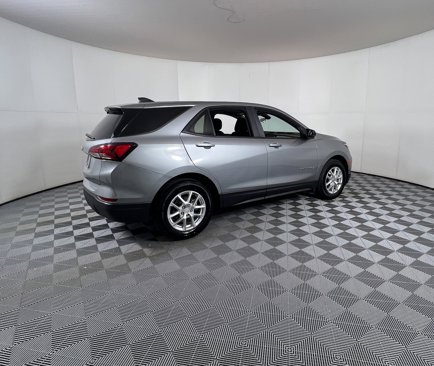 Used 2024 Chevrolet Equinox LS w/ LS Convenience Package image 4