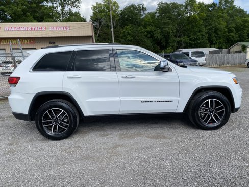Used 2021 Jeep Grand Cherokee Laredo image 4