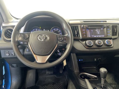 Used 2018 Toyota RAV4 LE image 5