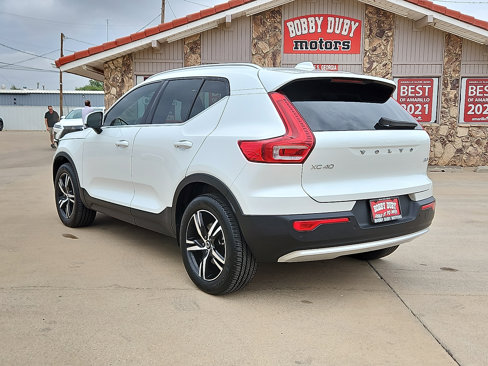 Used 2024 Volvo XC40 B5 Core image 2
