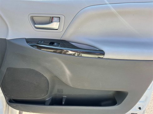 Used 2020 Toyota Sienna XLE image 23