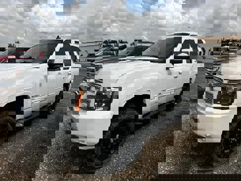 Used 2010 Chevrolet Avalanche LT w/ Luxury Package image 2