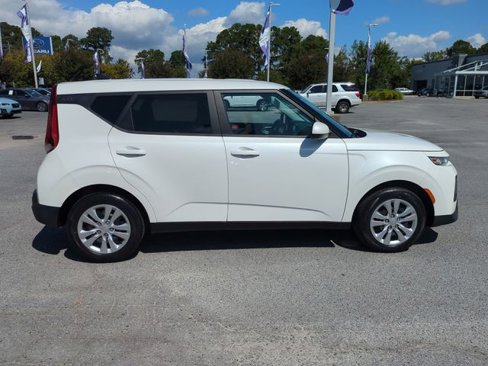 Used 2022 Kia Soul LX image 2