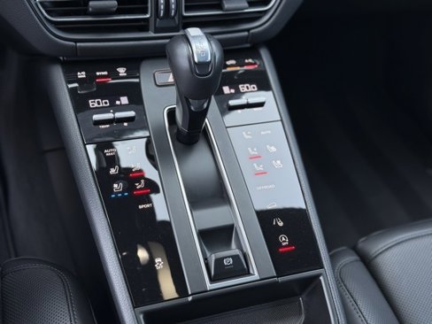 Certified 2025 Porsche Macan image 24
