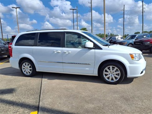 Used 2016 Chrysler Town & Country Touring image 30