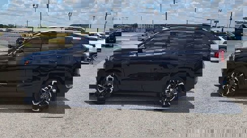 Used 2024 GMC Terrain SLT w/ Infotainment Package II image 5