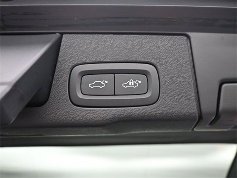 Used 2022 Volvo XC60 B5 Momentum w/ Climate Package image 29