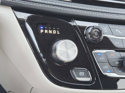 Used 2024 Chrysler Pacifica Touring-L image 34