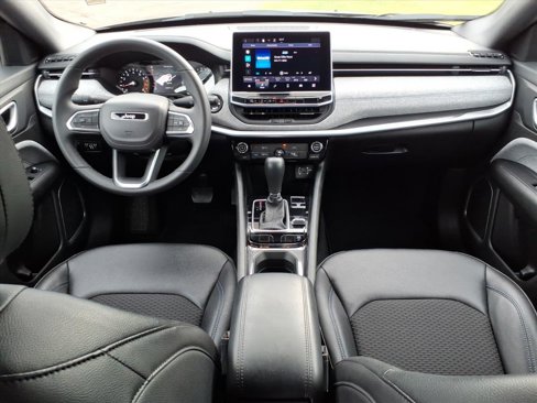 Used 2024 Jeep Compass Latitude image 8