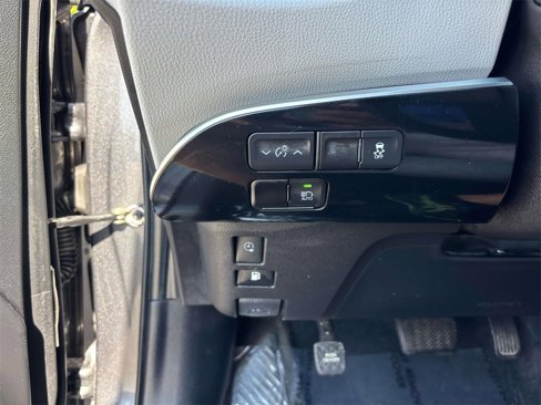 Used 2020 Toyota Prius Prime XLE image 19