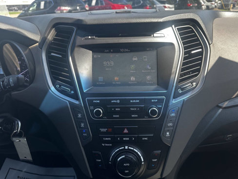 Used 2017 Hyundai Santa Fe SE image 31