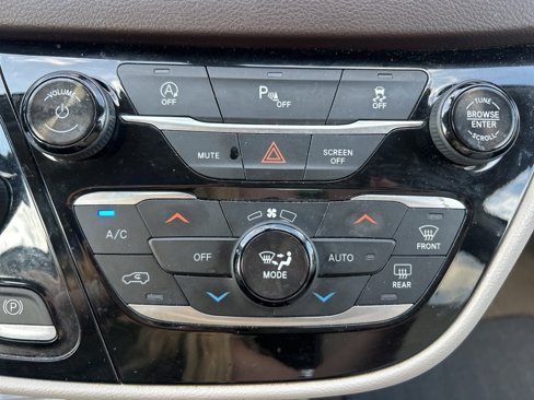 Certified 2018 Chrysler Pacifica Touring-L image 30