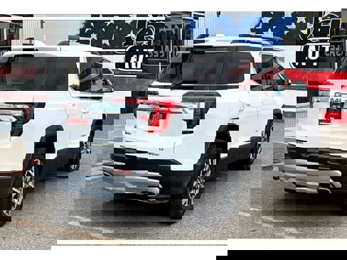 Used 2023 GMC Acadia SLT image 2