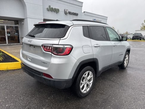 Used 2024 Jeep Compass Latitude image 7