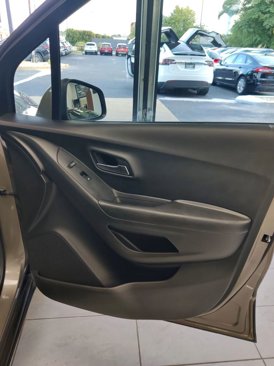 Used 2021 Chevrolet Trax LT w/ LT Convenience Package image 16