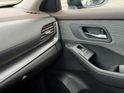 Used 2023 Nissan Rogue SV image 29