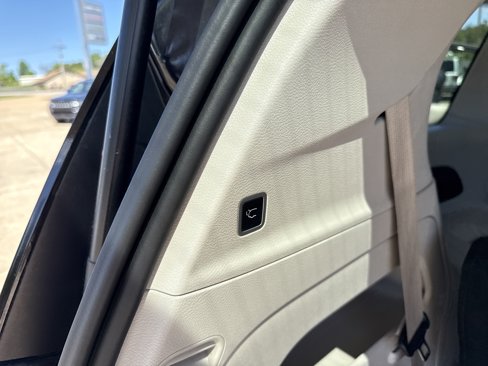Used 2023 Chrysler Voyager LX image 31