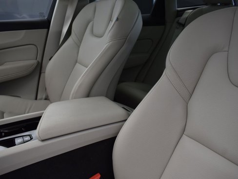 Used 2022 Volvo XC60 B5 Momentum w/ Climate Package image 14