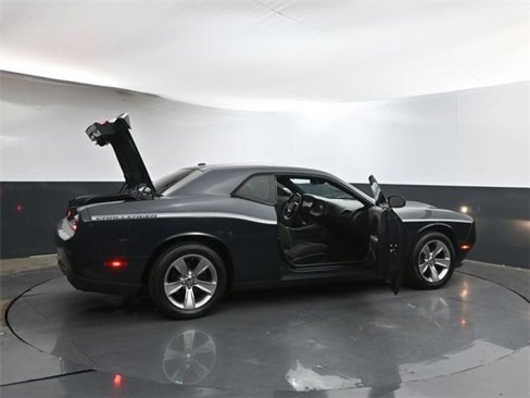 Used 2019 Dodge Challenger SXT image 39