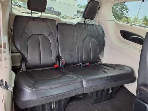 Used 2018 Chrysler Pacifica Touring-L Plus image 16