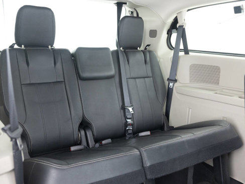 Used 2016 Chrysler Town & Country Touring image 31
