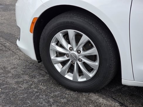 Used 2018 Chrysler Pacifica Touring-L image 9