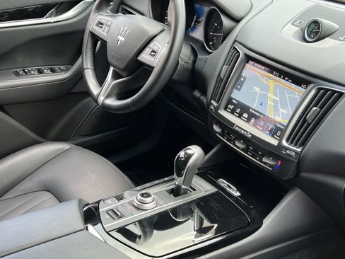 Used 2018 Maserati Levante image 31