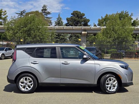 Used 2023 Kia Soul LX w/ LX Technology Package image 3