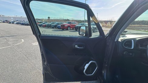 Used 2021 Jeep Renegade Latitude w/ Convenience Group image 24